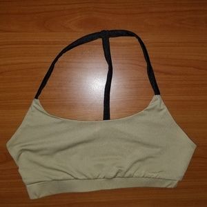 Sport's bra prettylittlething. pretty little thing